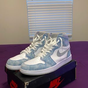 Jordan 1 Retro High Hyper Royal